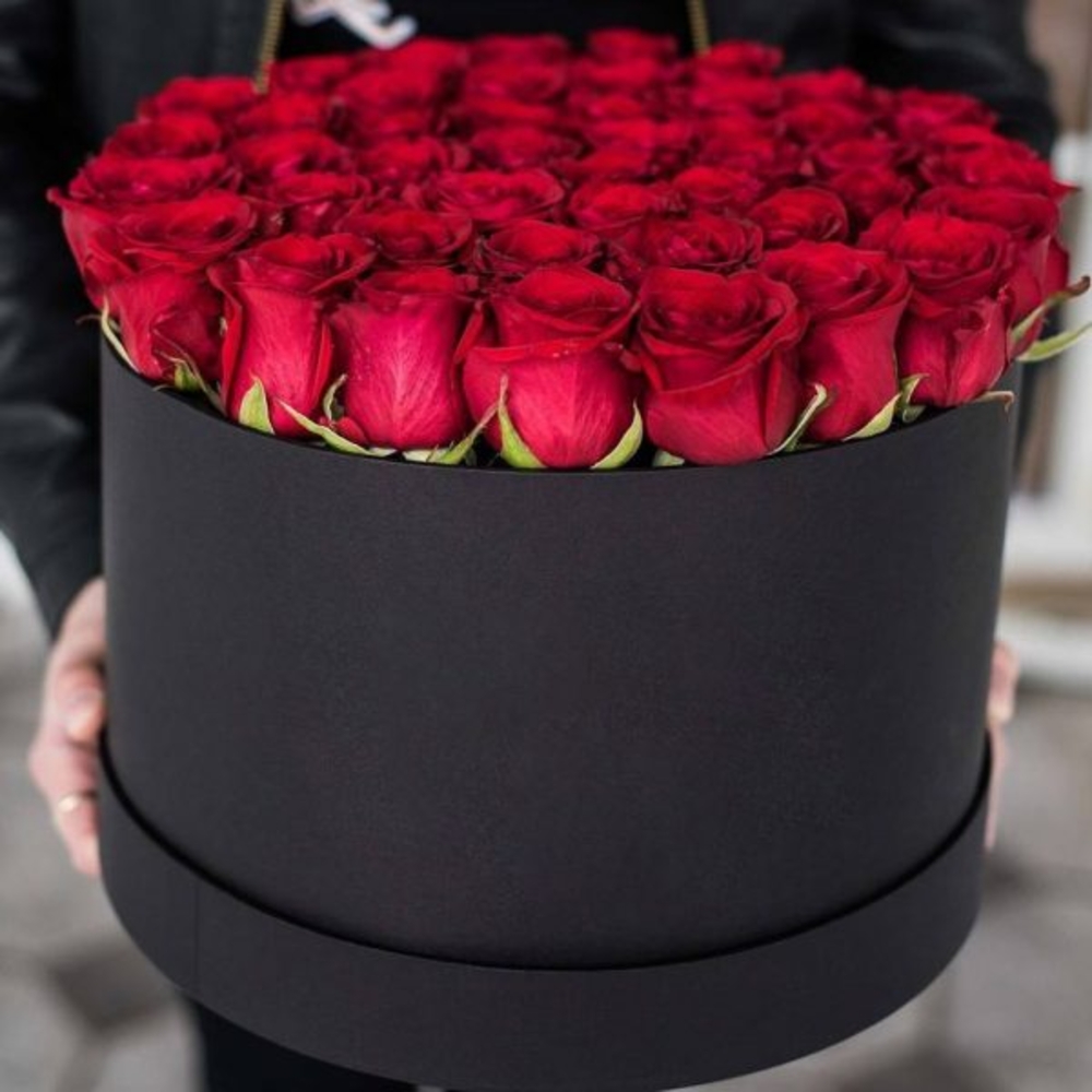 Modern red roses box